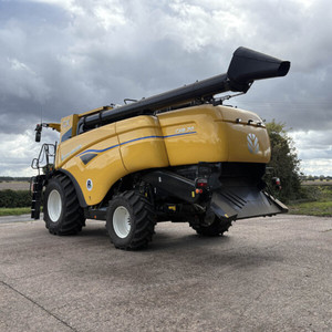 Cosechadora Combinada Premium New Holland CX7090 Diseñada para Máximo Rendimiento del Cultivo con Tecnología Superior y Rendimiento Confiable en el Campo - Product Image 5