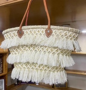 Grand panier marocain fait main en paille, sac et panier en feuilles de palmier tissées à la main avec poignées en cuir - Product Image 3