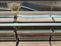 Piano Vertical Kawai KU3B de 88 Teclas Contrapesadas, Estilo Clásico, Piano Acústico para Tocar, Montaje en Suelo, Tablero de Madera Sólida KU3