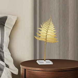 Estatuilla de hoja tropical ranurada dorada; Escultura de penacho de metal; Base de cúpula de madera; disponible a precios al por mayor. - Product Image 5