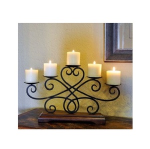 Portavelas de metal para velas de té con detalles artísticos para realzar el ambiente interior con una iluminación cálida y elegante. - Product Image 1