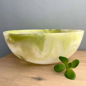 Cuenco de resina verde para una decoración elegante y vibrante, perfecto como pieza decorativa o para uso doméstico diario - Product Image 1