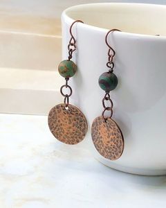 Pendientes de cobre de arte tribal de gran venta para mujer con acabado antiguo rústico y detalles artesanales de primera calidad - Product Image 2