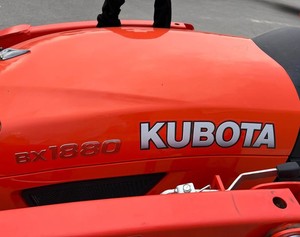Compre un tractor compacto Kubota BX1880 4WD con cargador, diseñado para propietarios de viviendas, paisajistas y pequeños agricultores, disponible para la venta. - Product Image 6