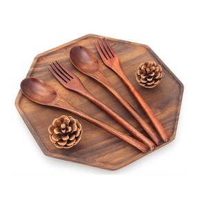 Ensemble de couverts en acier inoxydable forgé avec manche en bois, conçu pour une fiabilité supérieure, confort, équilibre et une expérience culinaire élégante. - Product Image 6