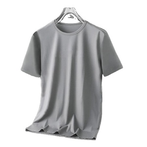 เสื้อยืดผู้ชายแขนสั้นผ้าไอซ์ซิลค์โพลีเอสเตอร์ย้อมสีแบบกำหนดเองสำหรับ OEM ทรงเข้ารูป ระบายอากาศได้ดี แห้งเร็ว เหมาะสำหรับฤดูร้อน เป็นมิตรต่อสิ่งแวดล้อม - Product Image 1