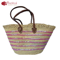Panier de pique-nique marocain en osier fait main, couleur naturelle, style artisanal, avec poignées plates en cuir et détails de sequins floraux