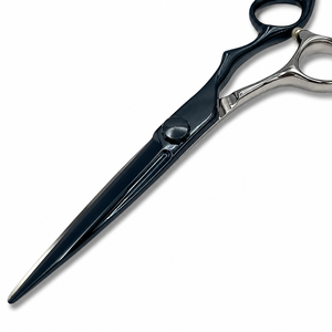 Ciseaux de coiffure professionnels noirs et argentés en acier inoxydable avec poignée ergonomique inclinée - Product Image 2