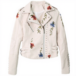 Veste en <span class=keywords><strong>cuir</strong></span> PU pour femmes, vente chaude personnalisée, broderie, rivets, mode féminine, streetwear, veste de moto, manteau - Product Image 1