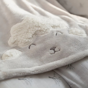 Couverture bébé grise douce avec applique nuage blanc, design moderne, lavable, pour chambre d'enfant - Product Image 4