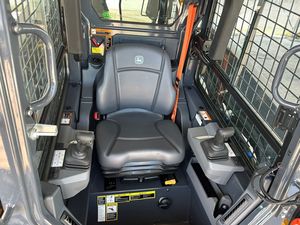 เครื่องจักรก่อสร้างคุณภาพสูง มือสอง John Deere 331P รถตักตีนตะขาบแบบสกิดสเตียร์ ราคาดีที่สุด - Product Image 3