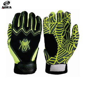 Gants de frappe personnalisés de haute qualité Construction durable avec poignée antidérapante pour une performance et une expérience optimales - Product Image 3