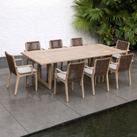 Ensemble de salle à manger extérieur moderne en teck avec chaises en corde tressée, coussins imperméables et design léger et durable pour les complexes hôteliers