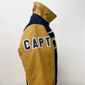 Veste universitaire de baseball pour homme avec logo personnalisé, col montant, manches en laine, impression en relief, noire, hiver, réversible, 100% - Product Image 4