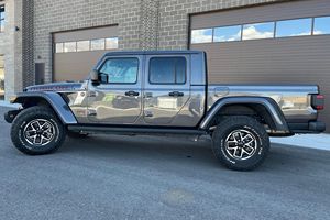 Jeep Gladiator Rubicon X 4x4 2024, Bajo Kilometraje, Caja de Cambios Automática, Volante a la Izquierda, Neumáticos R20, Estado Oscuro - Product Image 6