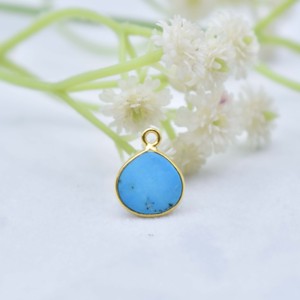 Pendentif pierre de naissance turquoise fait à la main pendentif en argent sterling plaqué or, cadeau personnalisé délicat pour elle, charme minuscule de mode - Product Image 3