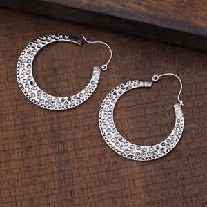 Elegantes Pendientes de Aro Texturizados Estilo Boho, Pendientes de Latón Boho para Mujer, Acabado Plateado Oxidado, Aro Tribal en Forma de Media Luna para Venta al por Mayor/OEM/ODM - Product Image 3