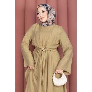 Robe Empire Confortable Vert Olive Coupe A-Line avec Broche Dorée et Boléro Intégré, Style Modeste en Crochet Pailleté pour Invitées de Mariage et Soirées - Product Image 2