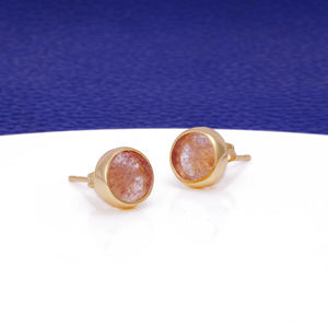 Pendientes de tuerca chapados en oro de cuarzo fresa de estilo moderno Material de latón elegante joyería de moda de piedra natal - Product Image 3