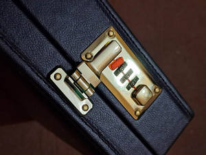 Estuche para Mandil Masónico, Colores de Logia Azul, Tamaños Disponibles, Cuero Genuino/Tela Satén, Alta Calidad, Plegable, Impermeable IP67 - Product Image 4