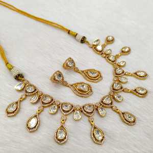 Conjunto de joyas de mosenita de diseño con pendientes Acabado en oro antiguo adornado con perlas y piedras para bodas y celebraciones - Product Image 4