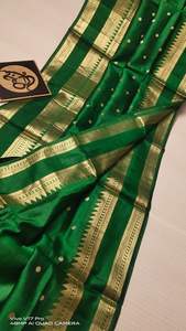 Hecho a medida en un hermoso Sari de seda brocado de color verde hecho de algodón y mezclas de seda para tiendas de ropa y suministros de telas - Product Image 4