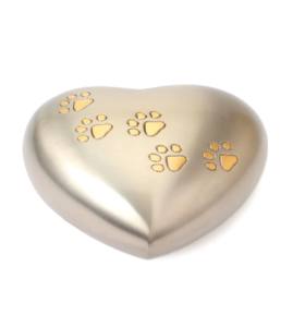 งานหัตถกรรมอินเดียกล่องโลหะโกศรูปหัวใจทำจากทองเหลืองพร้อมแผ่นอุ้งเท้าพิมพ์รูปอุ้งเท้าที่ระลึกสำหรับงานศพ - Product Image 5