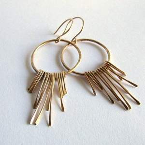 Pendientes étnicos de latón para mujer con motivos detallados y acabado oxidado adecuados para bodas, festivales y fiestas - Product Image 5