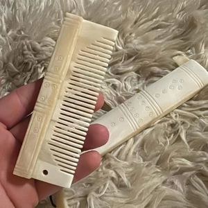 Peine de Hueso de Buey Pulido a Mano Natural con Diseños Náuticos y de Animales para el Crecimiento del Cabello - Recuerdo para Hombres, Mujeres y Niños - Product Image 1