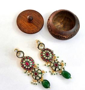 Venta al por mayor de lujo Kundan Pearl Jhumkas con chapado en oro pendientes llamativos para novias y moda festiva - Product Image 3