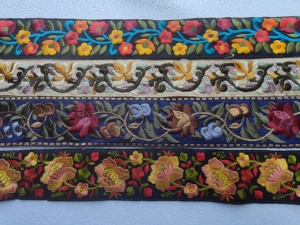 ลูกไม้ปักลายดอกไม้สีสันสดใสสั่งทำพิเศษ พร้อมพู่ตกแต่งขอบ ดีไซน์ระดับพรีเมียม เหมาะสำหรับลูกค้าร้านบูติกและผู้ค้าปลีก - Product Image 2