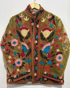 Vente en gros de veste en tissu Suzani brodé ouzbek en coton Manteau d'hiver unisexe en velours Manteau court pour femme avec doublure latérale - Product Image 1