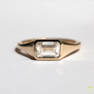 Conjunto de bisel de anillo de compromiso de diamante cultivado en laboratorio de corte esmeralda moderno en oro sólido, joyería nupcial delicada y minimalista - Product Image 4