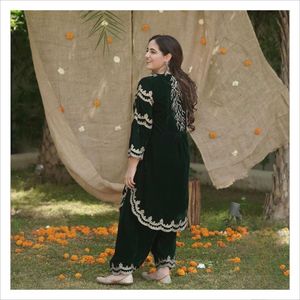 HERMOSO DESGASTE PAKISTANI PARA ESTA TEMPORADA DE INVIERNO HACE UNA FUNCIÓN DE UR ADORABLE DESARROLLE UN TOP DE TRABAJO CON BORDADO DE CORDÓN DE TERCIOPELO CON PANTALÓN - Product Image 1