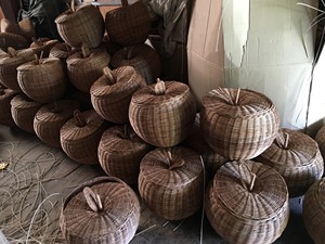 Ornement suspendu d'arbre en boule de rotin, boule de rotin en rotin naturel, style gland fait main, chaussette en rotin et décor de maison - Product Image 4