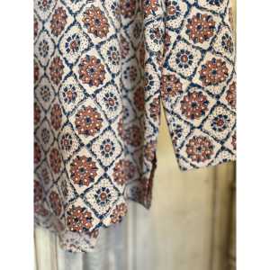 Haut en popeline à imprimé floral Diamond Earth Ajrakh, taille unique - Product Image 5