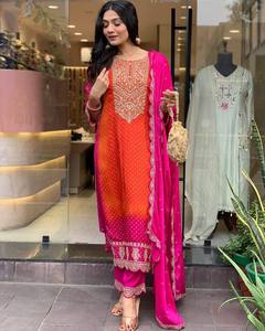 LANZAMIENTO NUEVO DISEÑADOR KURTA PENT CON DUPATTA TELA PESADA CHINON SEDA CON IMPRESIÓN DIGITAL Y TRABAJO DE BORDADO PESADO - Product Image 2