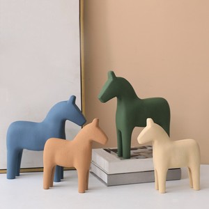 Decoración del hogar minimalista pequeña estatua de caballo de madera escultura adornos estatuilla para escritorio mesa de centro dormitorio sala de estar - Product Image 5