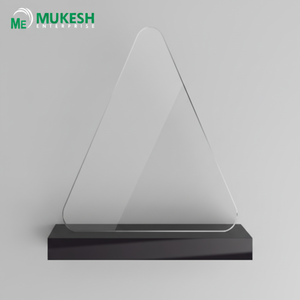 Trofeo Acrílico Triangular Moderno con Base de Madera, Impresión Tipográfica Pulida y Duradera para Premios Corporativos y Reconocimiento a Empleados - Product Image 4