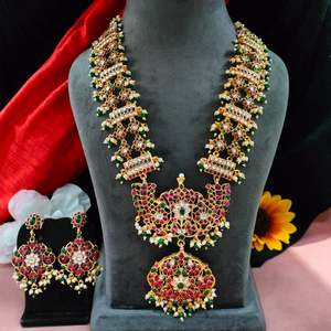 Conjunto de collar largo de aspecto indio del Sur colgante de perlas y Kundan tradicional para mujeres y niñas, encanto regio, estética cultural rica - Product Image 1