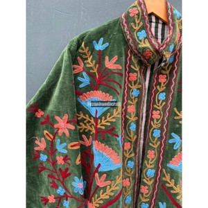 Chaqueta Suzani de terciopelo verde hecha a mano Unisex, abrigo de fiesta corto al por mayor, abrigo de algodón con flores bordadas de seda para otoño - Product Image 2