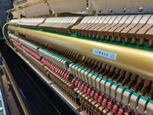 Piano Vertical Acústico Yamaha UX5 Negro para Músicos Profesionales, Piano Japonés de Segunda Mano, Madera Sólida, 88 Teclas - Product Image 4