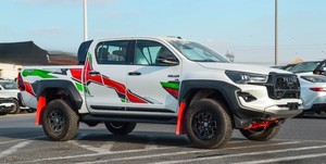 Hilux GR Rally 2024 Blanco Limpio, <4L Gasolina, Asientos de Cuero, Bluetooth, Paquete Deportivo, Sistema de Navegación, Arranque Remoto, Volante a la Izquierda - Product Image 2