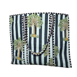 Sac fourre-tout à bandoulière matelassé en coton 100% écologique avec fermeture éclair rayé noir - Product Image 1