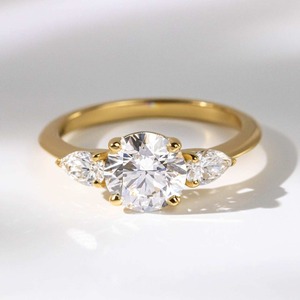 Anillo de compromiso con tres diamantes CVD certificados por IGI, con un total de 2.0 quilates de diamantes cultivados en laboratorio en un brillo blanco intenso. - Product Image 3