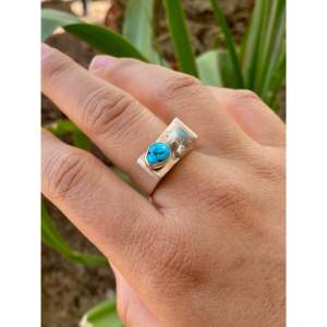 Anillo Navajo Hecho a Mano con Turquesa Kingman y Plata de Ley, Joyería Cultural Coleccionable, Talla 8.5 - Product Image 2