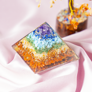 Vente en gros de pyramides d'orgone 7 chakras avec pointe de cristal pour la guérison, la méditation et la décoration - Product Image 5