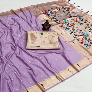 ผ้าไหมบาแนรัสแท้เนื้อนุ่ม ดีไซน์ทอแบบ VASTRA COTTAGE พร้อมผ้าปาลูทอประณีตด้วยด้ายซารีและเสื้อไหมทอสีตัดกันเข้าชุด - Product Image 2