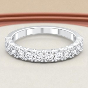 Anillo de Bodas de corte redondo de 0,80 quilates, Diamante cultivado en laboratorio, conjunto de pavé de eternidad completo, hecho en plata de ley para mujer - Product Image 5