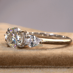 Bague de fiançailles sertie de diamants taillés ronds à 3 pierres - Product Image 2